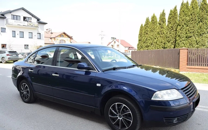 Volkswagen Passat cena 10900 przebieg: 262010, rok produkcji 2003 z Starachowice małe 172